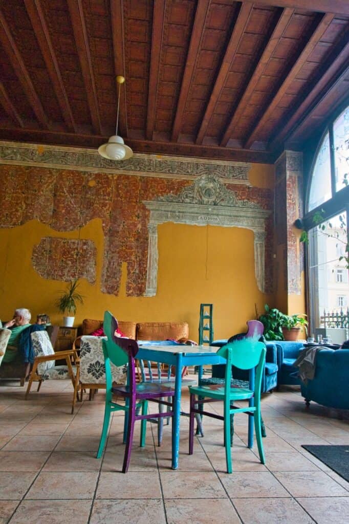 Das Kunstcafe Cvajner von innen enthält jede Menge bildende Kunst