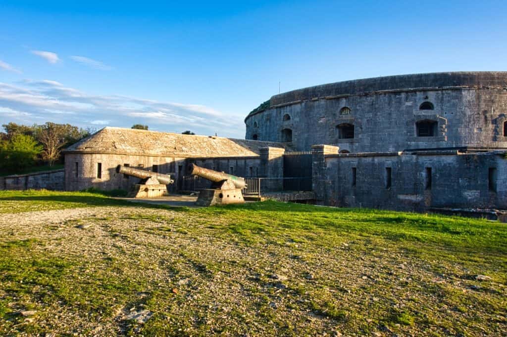 Das Fort Bourguignon mit Kanonen zählt zu den Geheimtipps in Pula