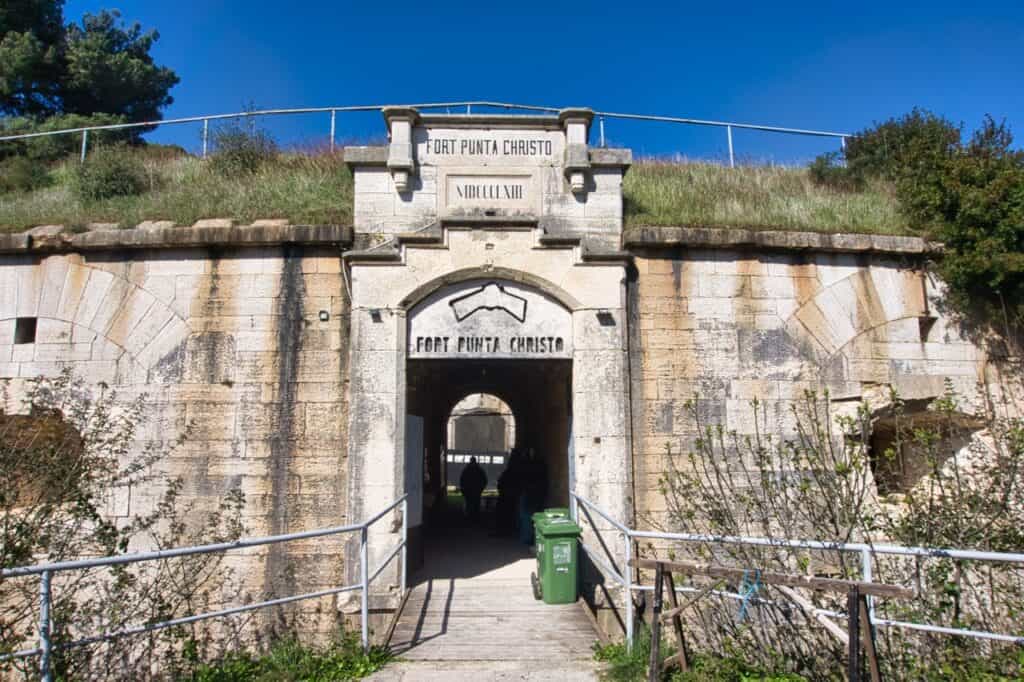 Der Eingang zum Fort Punta Cristo ist ein Geheimtipp in Pula