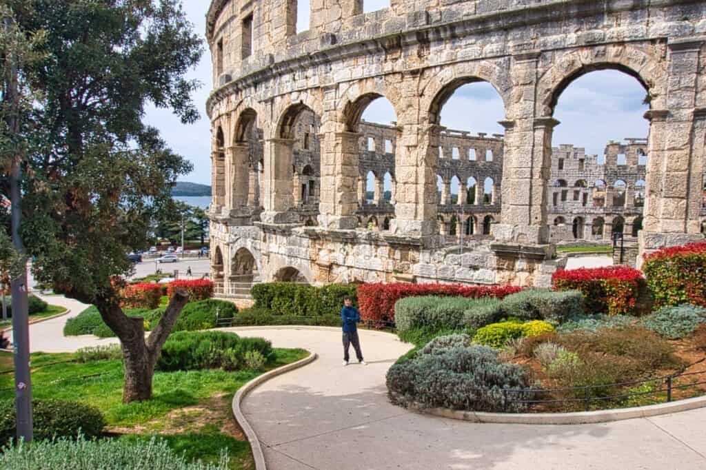 Fotospot an der Seite der Arena Pula und Chris posiert für ein BIld