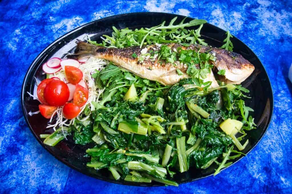 Ein gegrillter Fisch mit Mangold im Restaurant Furia in Pula