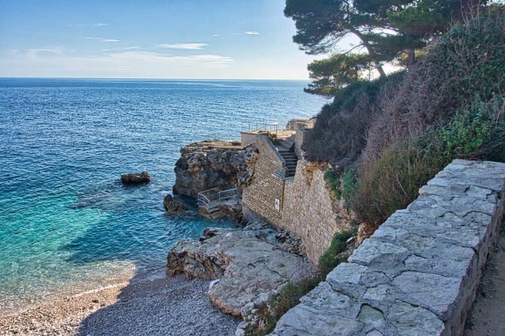 Die Treppen zum Hawaii Strand in Pula auf der Verudela Halbinsel