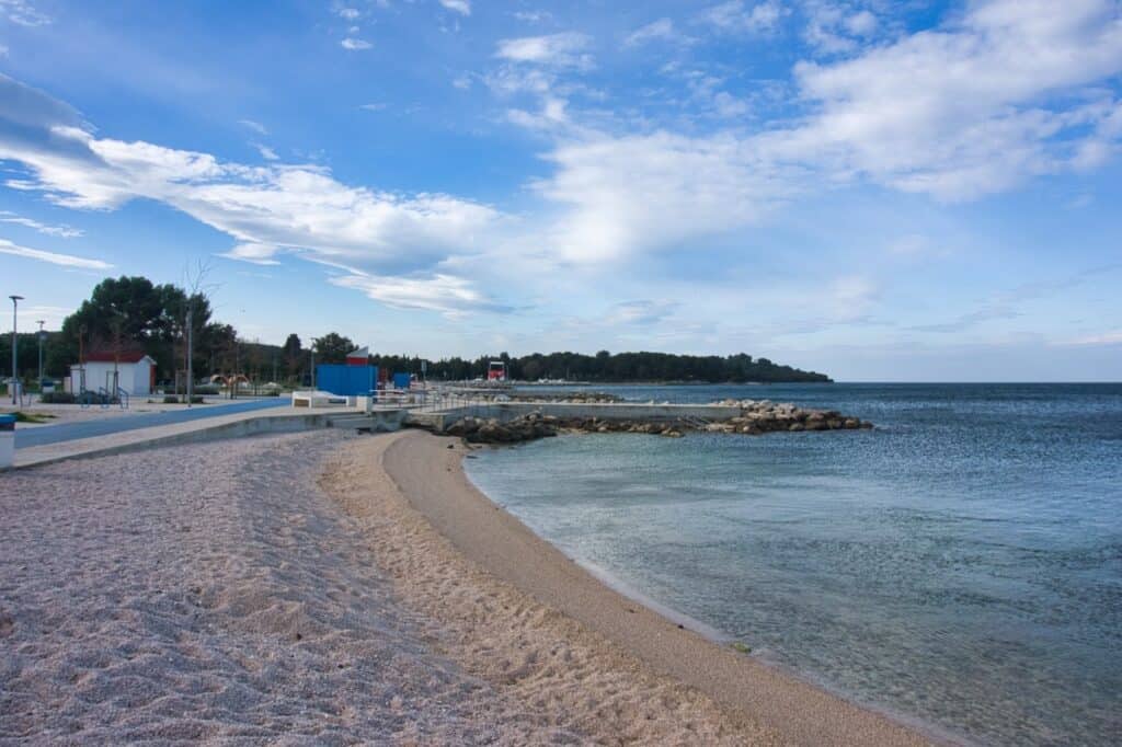Der Hidrobaza Strand in Pula am Morgen