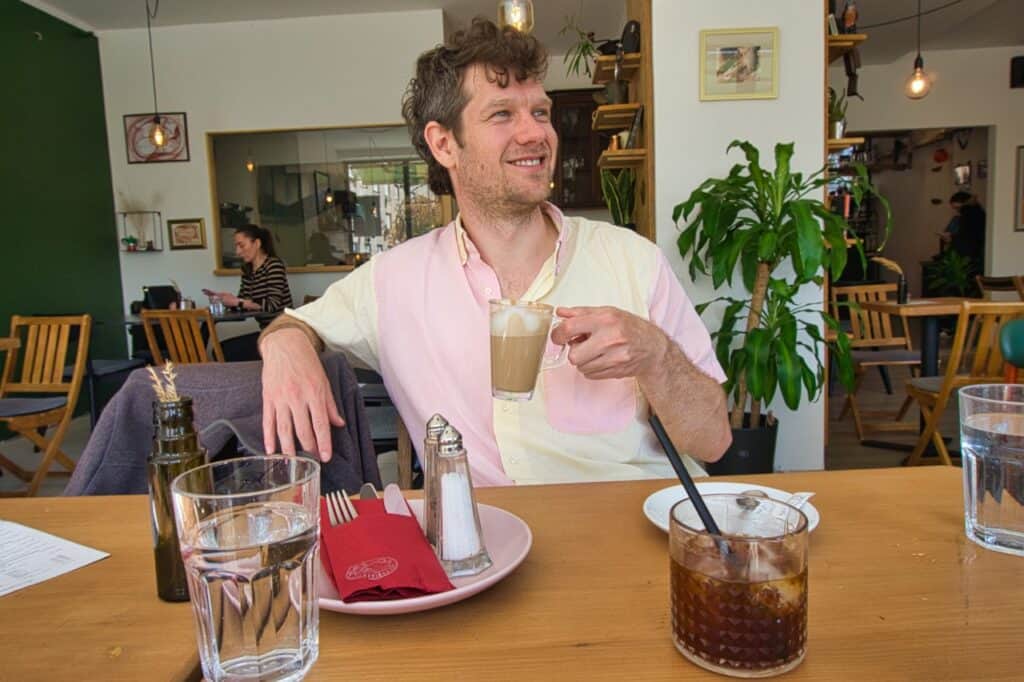 Chris trinkt einen Kaffee im Restaurant Kavana Lattiera in Pula