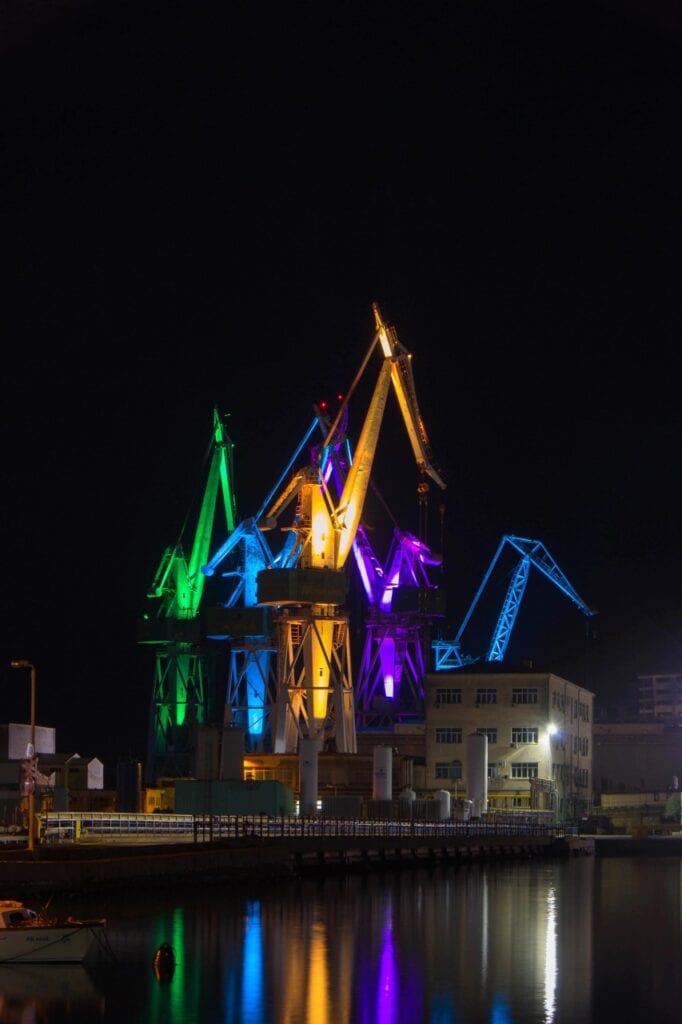 Die Leuchtenden Giganten in Pula bei Nacht sind eine tolle Sehenswürdigkeit