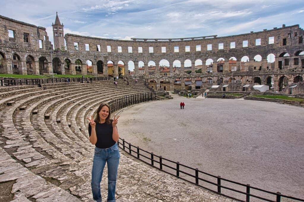 Marie denkt über die besten Aktivitäten in Pula während ihres Besuchs im Amphitheater nach
