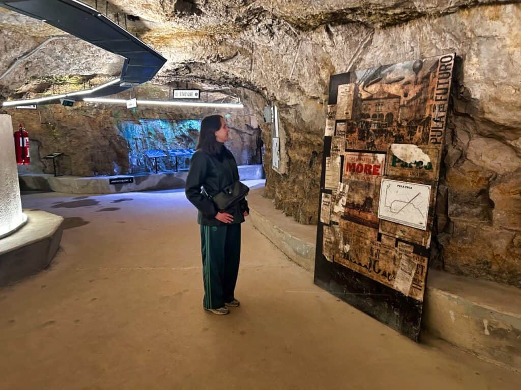 Marie schaut sich die Ausstellung in der Zerostrasse in Pula an