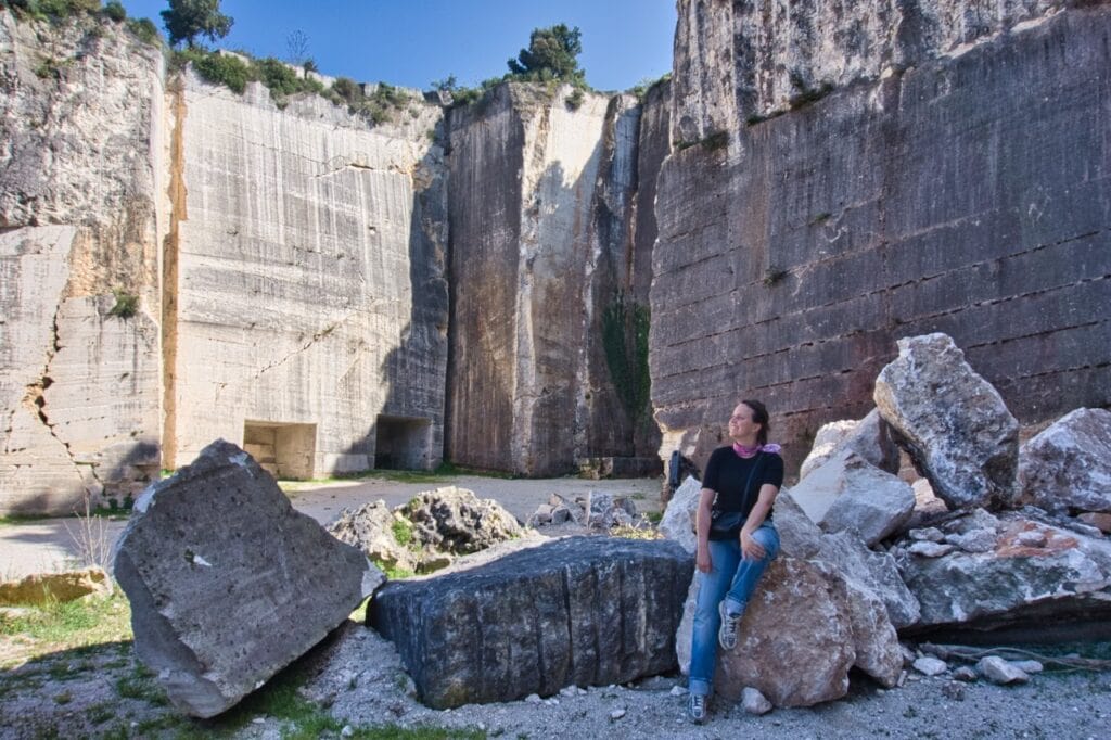 Marie sitzt bei einem richtigen Pula Geheimtipp, dem Steinbruch Cave Romane