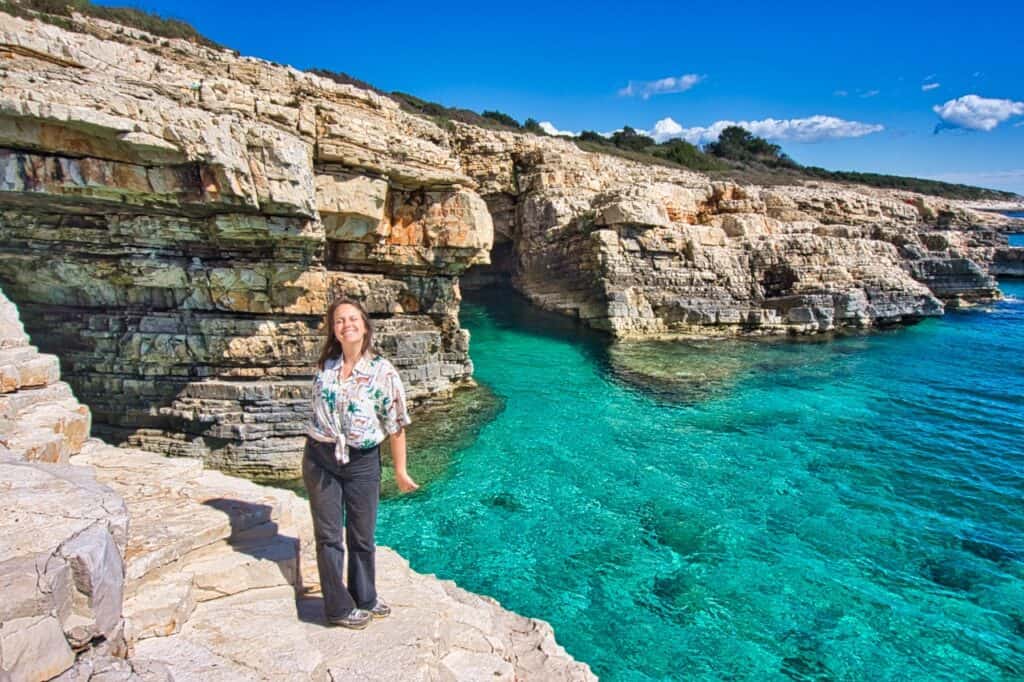 Marie steht am Kap Kamenjak und genießt einen der schönsten Ausflüge ab Pula