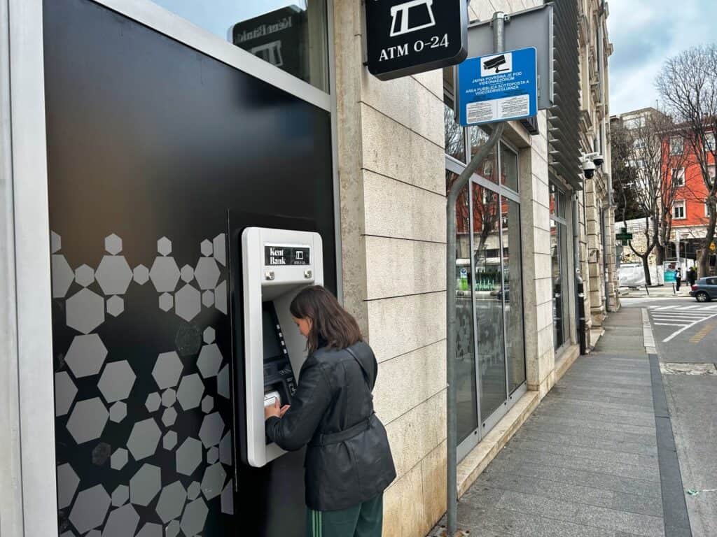 Marie hebt kostenlos Geld ab bei der Kent Bank in Pula