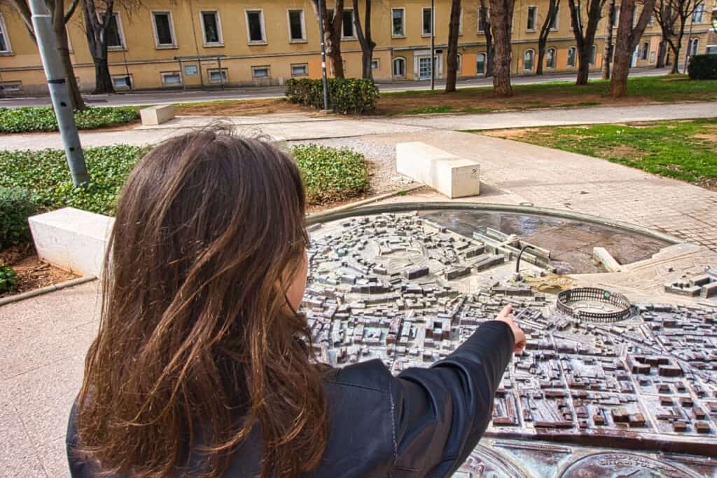 Marie zeigt ihren perfekten Rundgang durch die Altstadt von Pula auf dem Miniaturmodell