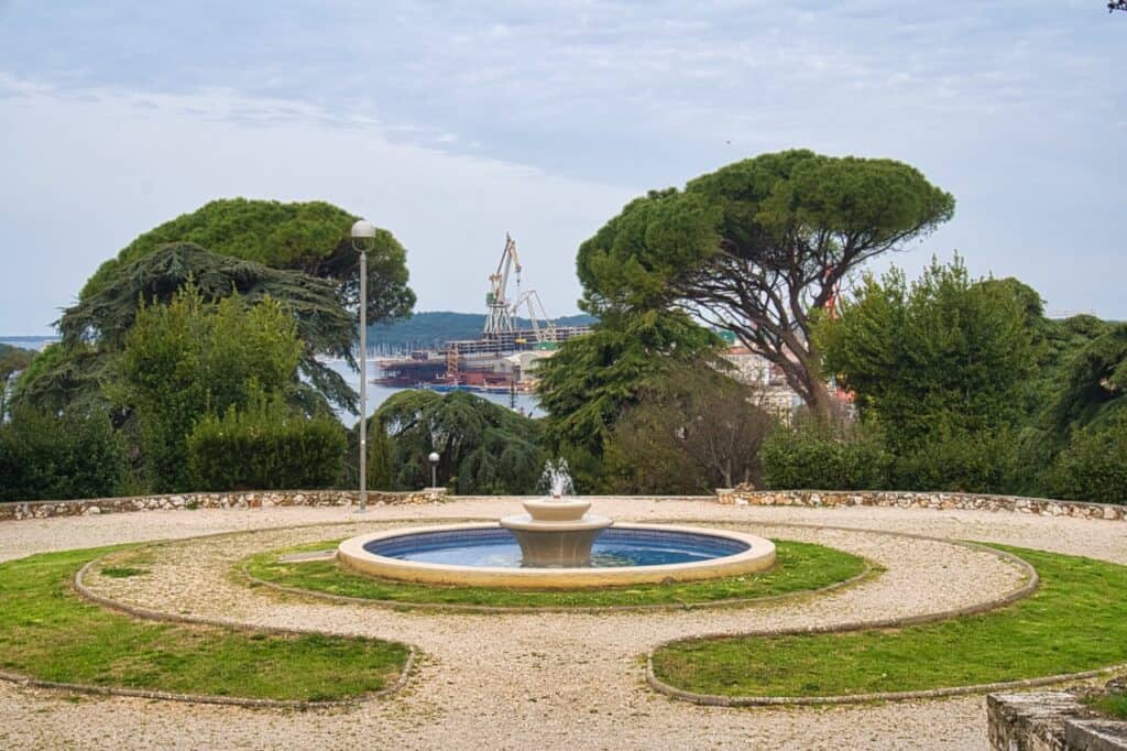 Der tolle Blick aus dem Monte Zaro Park mit Brunnen und Hafen dahinter ist ein echter Geheimtipp in Pula