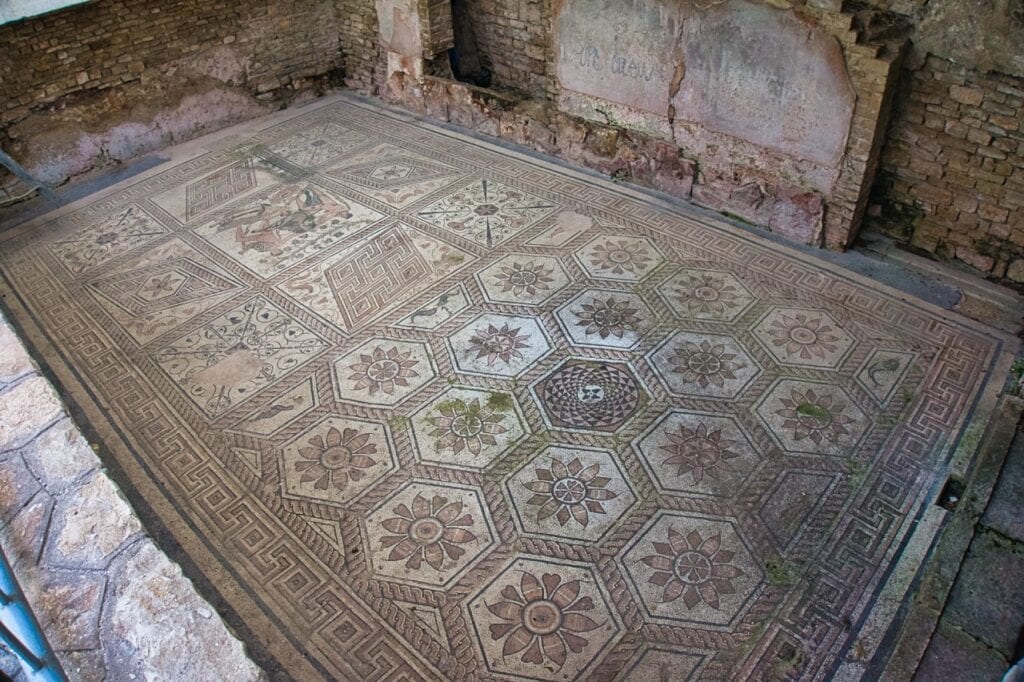 Das wunderschön erhaltene Bodenmosaik Bestrafung der Dirke in einem Hinterhof in Pula