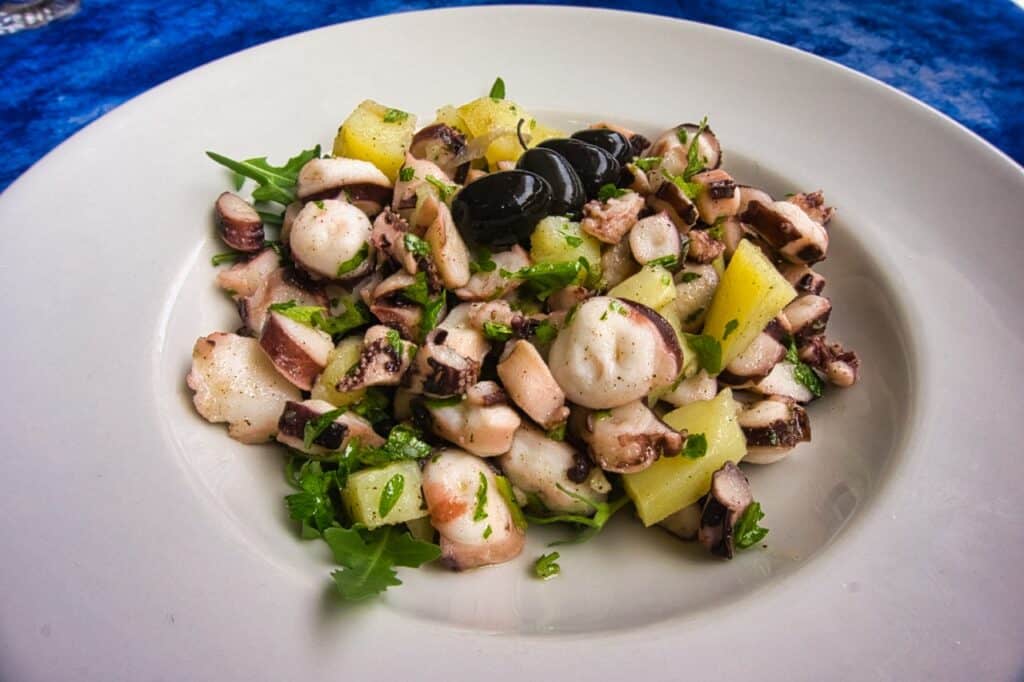 Oktopussalat im Restaurant Furia in der Markthalle von Pula