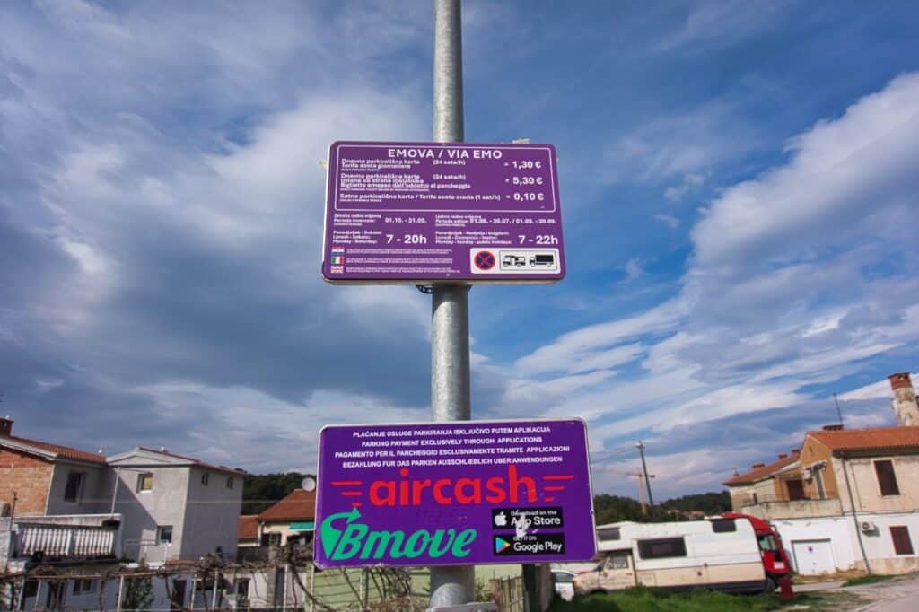 Schild vom Parkplatz Emova in der Nähe der Arena Pula