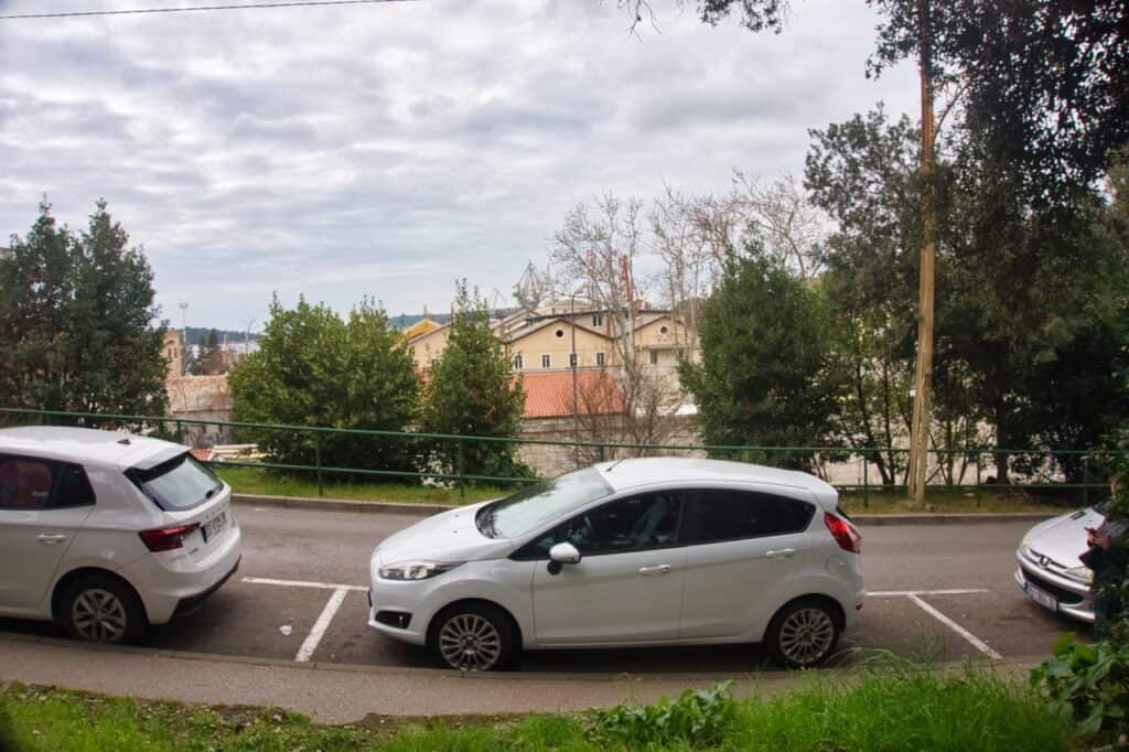Der kostenlose Parkplatz am Monte Zaro Park in Pula