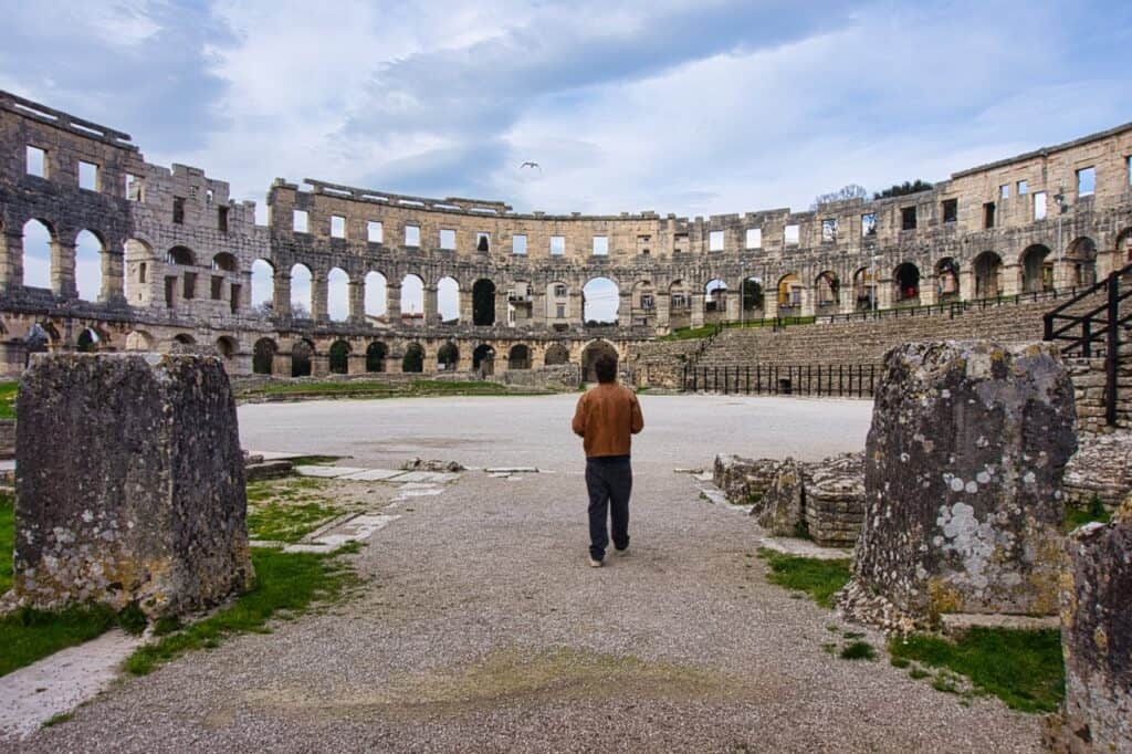 Chris geht bei seinem Rundgang durch die Altstadt von Pula in die Arena