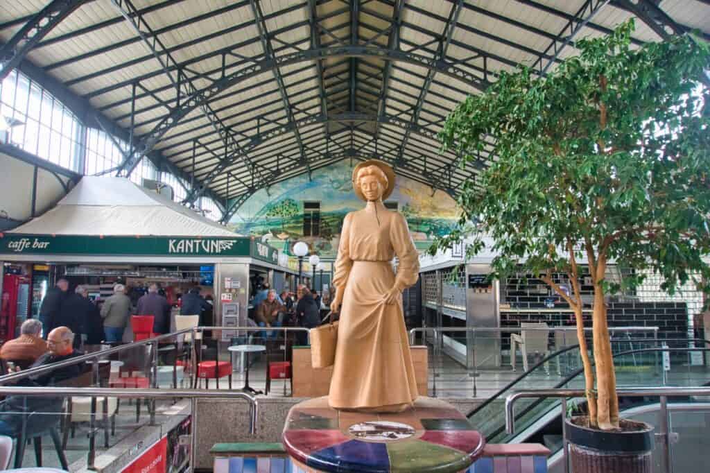 Die Markthalle von Pula von innen zählt für uns zu den besten Sehenswürdigkeiten