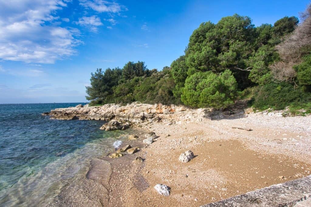 Dieser Sandstrand neben dem Steinbruch auf der Stinjan Halbinsel ist ein echter Geheimtipp in Pula