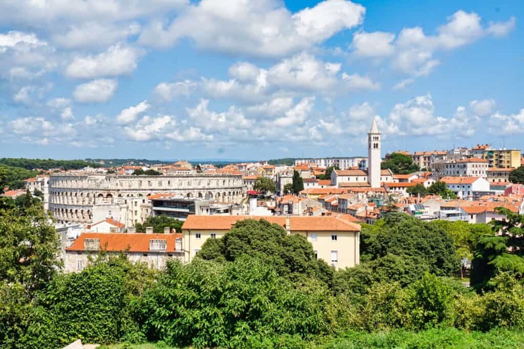 Blick von der Festung Kastel über die Sehenswürdigkeiten in Pula bei blauem Himmel