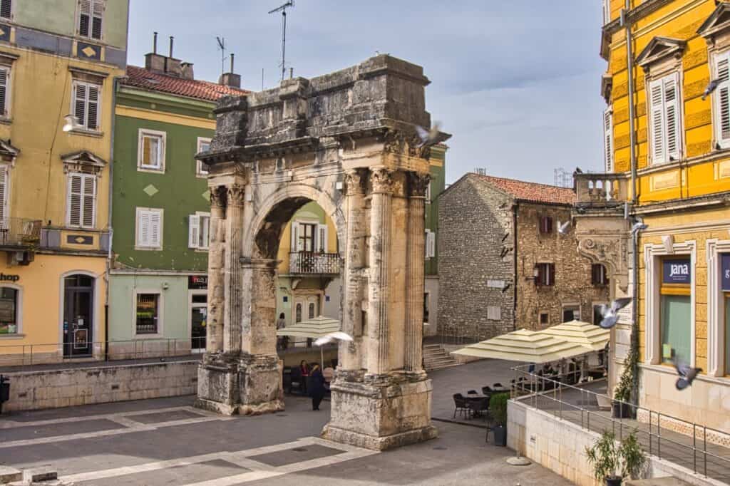 Seitlicher Blick auf der Sergierbogen in Pula