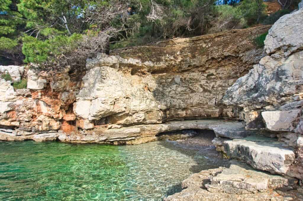 Eine schöne versteckte Bucht in der Nähe vom Steinbruch auf der Stinjan Halbinsel
