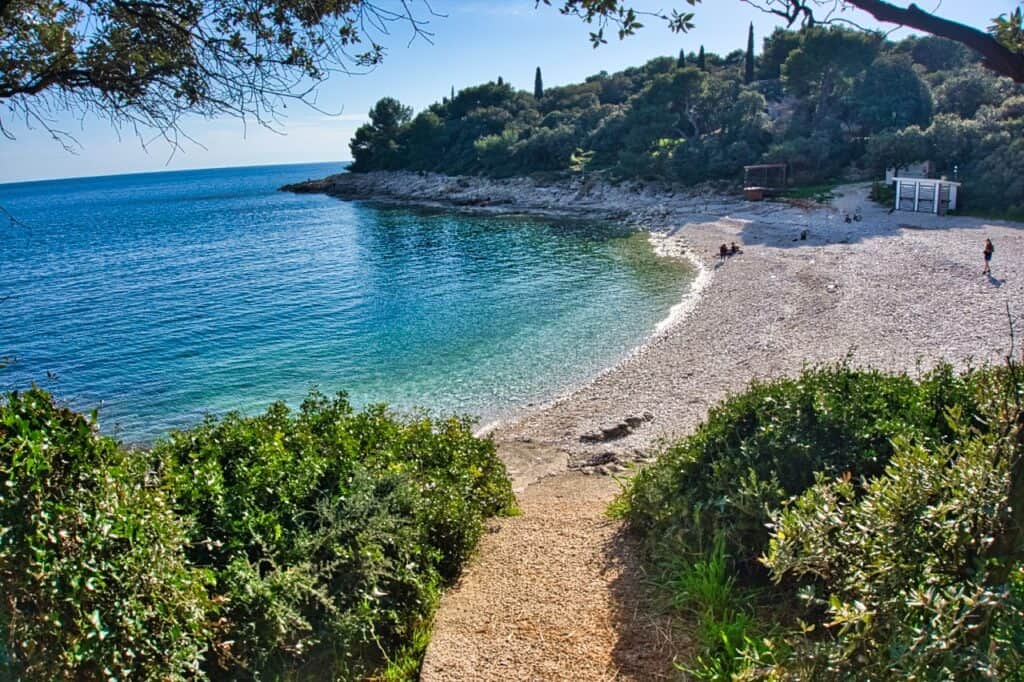 Der Strand Histria in Pula mit schönem Kies und klarem Wasser