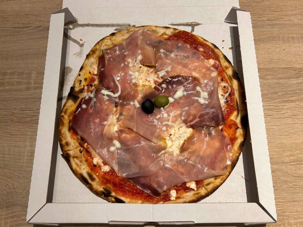 Glutenfreie Pizza mit Schinken von der Pizzeria Tivoli in Pula