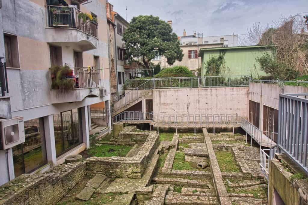 Ruinen in einem Hinterhof in Pula sind für uns ein Geheimtipp
