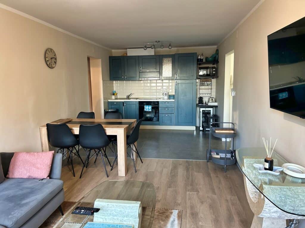 Blick in das Wohnzimmer und die Küche unserer Unterkunft in Pula am Monte Zaro Park