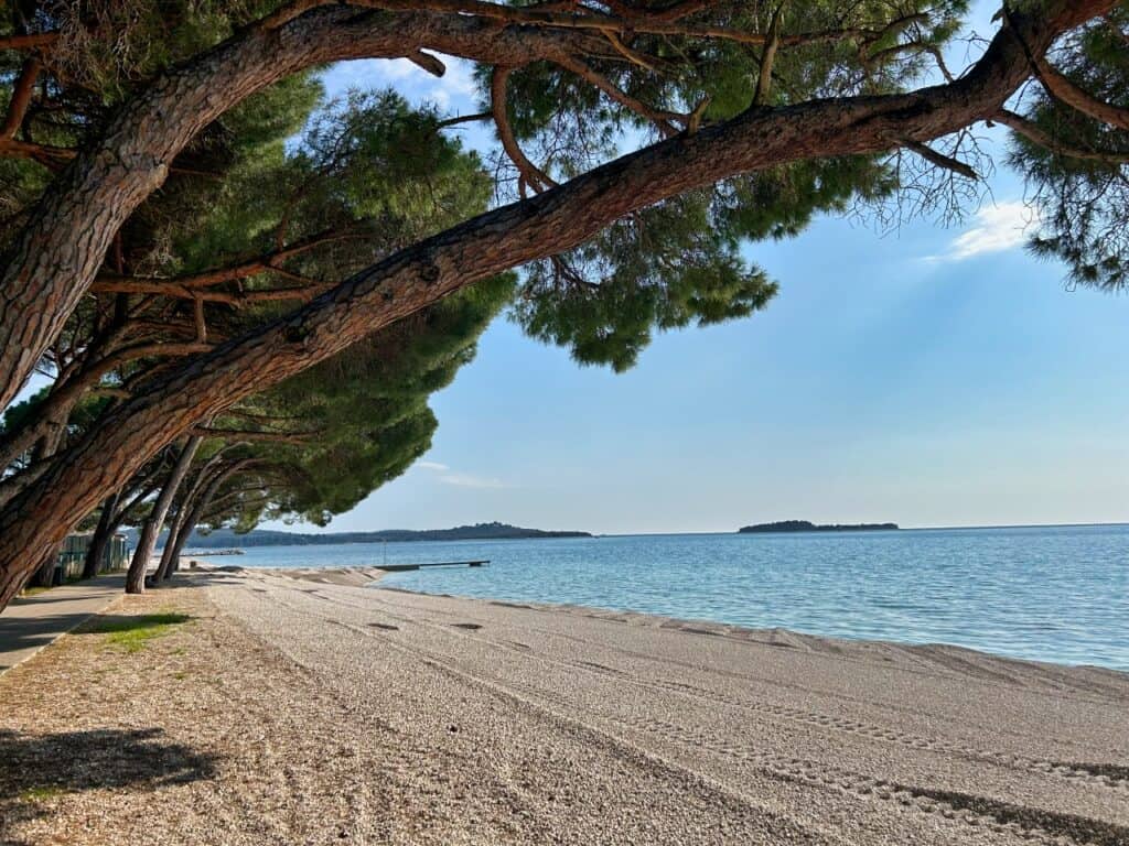 Schöner Kiesstrand am Bi Village Campingplatz in Fazana Kroatien.