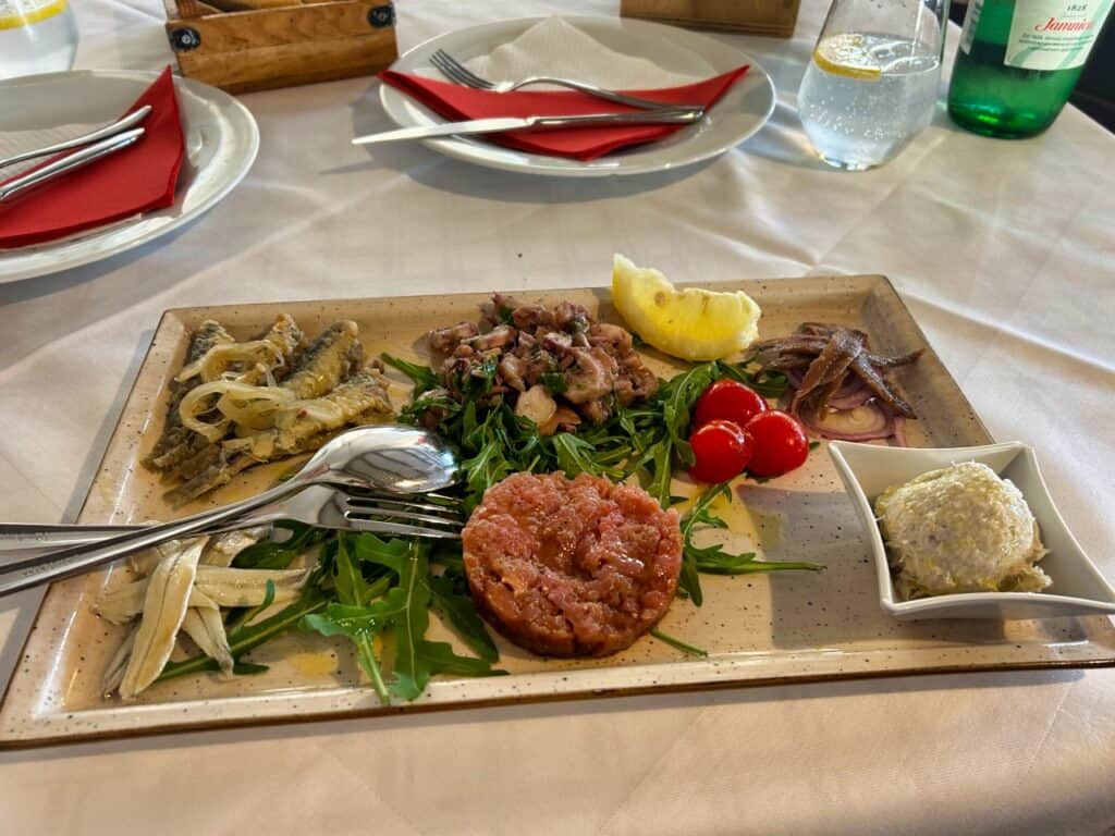 Vorspeisenplatte in der Konoba Vasianum, unserem Restautanttipp für Fazana.