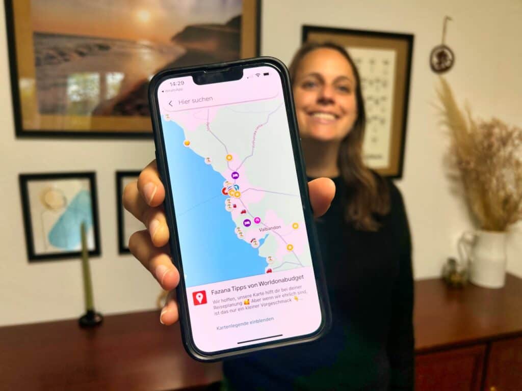 Marie zeigt die kostenlose interaktive Karte für Fazana mit den Tipps von Reiseblog Worldonabudget.