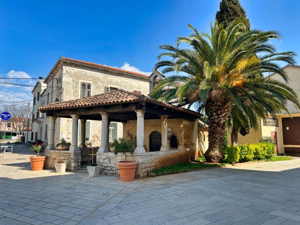 Historische Kirche in der Altstadt von Fazana in Kroatien.