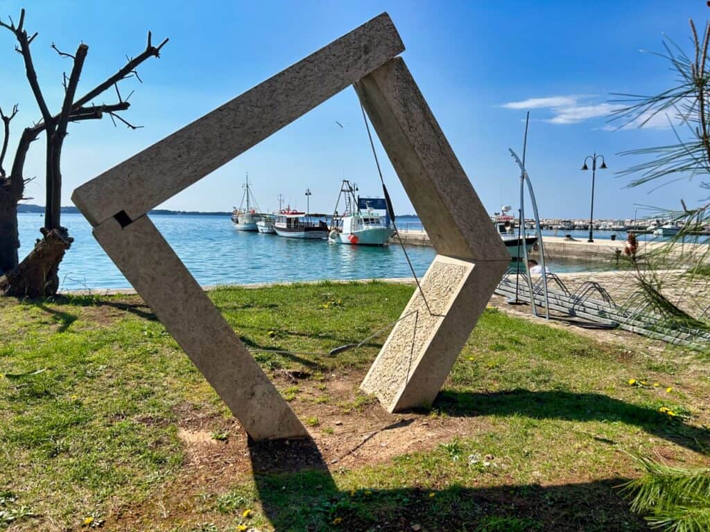Sardinenskulptur an der Strandpromenade in Fazana.
