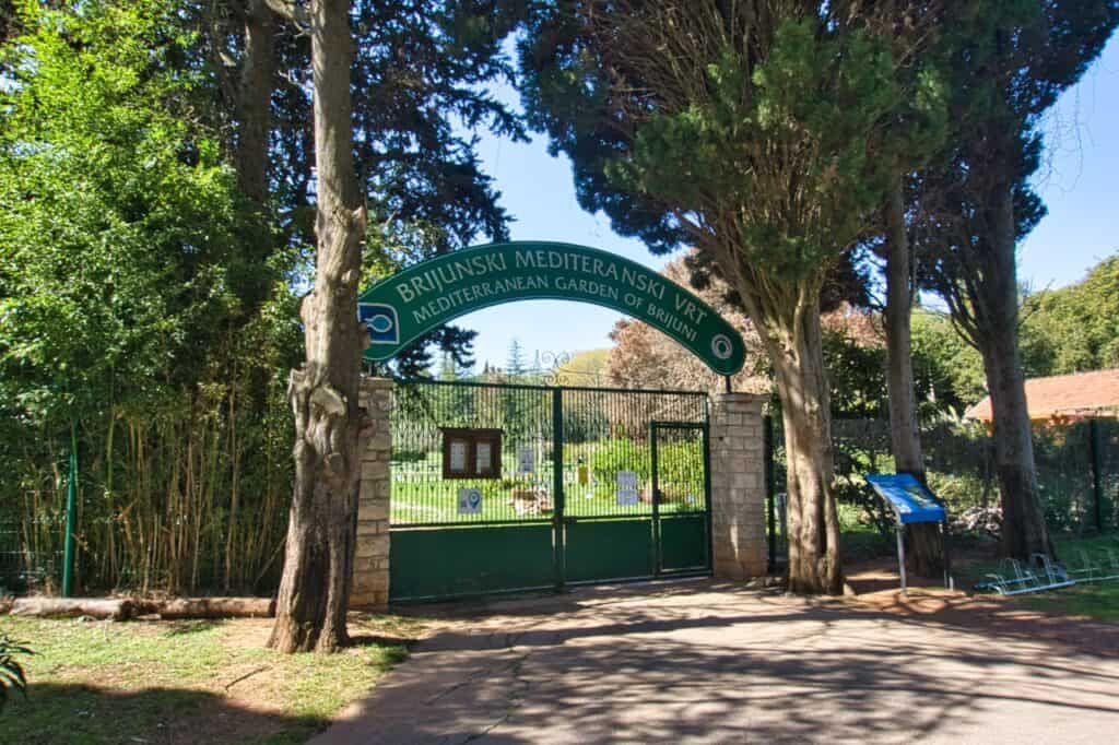 Eingang zum mediterranen Garten im Brijuni Nationalpark.