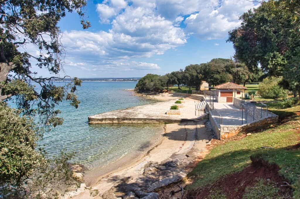 Schöner Strand im Brijuni Nationalpark in Kroatien.