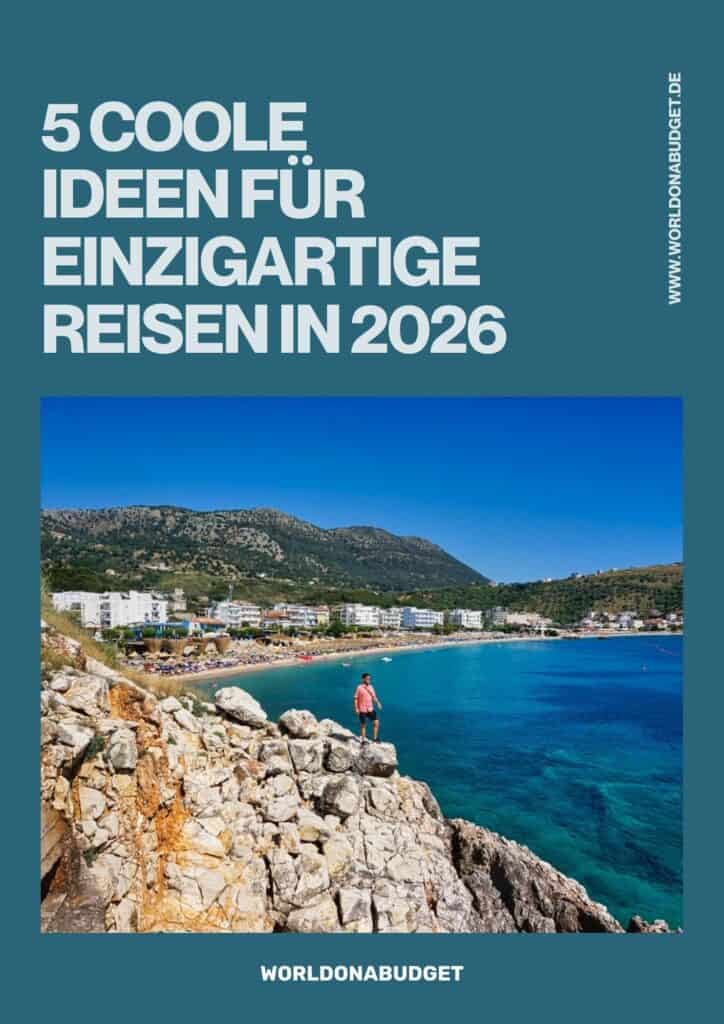 Das Cover von unserem E-Book mit den besten Reisezielen für 2026 zeigt Chris, wie er an der Küste in Albanien steht
