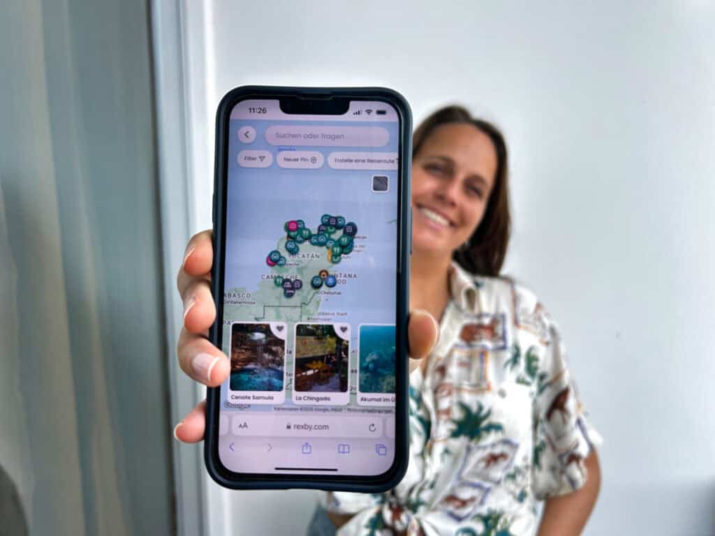 Marie hält ihr Handy in der Hand, auf dem die Karte von unserem Yucatán Reiseführer zu sehen ist