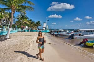 Marie am Strand von Puerto Morelos, dem Tor zur Riviera Maya in Mexiko.