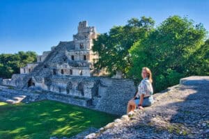 Marie sitzt auf den Ruinen von Edzná während unserer Yucatán Rundreise auf eigene Faust