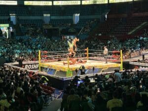 Kämpfer beim Lucha Libre machen Stunts