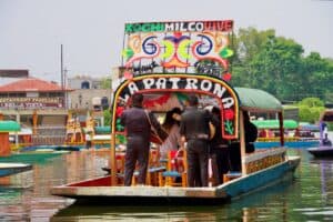 Mariachis spielen ein Lied auf einer Trajinera in Xochimilco